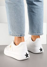 Renee - Biało-Złote Sneakersy Vices na Platformie z Gwiazdką Fenarra. Okazja: na co dzień. Kolor: biały. Materiał: jeans, skóra. Obcas: na platformie #4