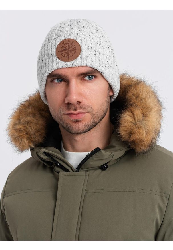 Ombre Clothing - Czapka beanie męska z okrągłą tłoczoną naszywką – złamana biel V3. Materiał: akryl, poliester, wełna. Wzór: aplikacja. Styl: casual