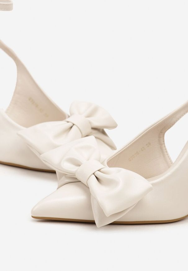 Renee - Beżowe Sandały Vices na Szpilce Slingback Ozdobione Kokardą Tilvanea. Okazja: na co dzień. Zapięcie: sprzączka. Kolor: beżowy. Wzór: aplikacja. Obcas: na szpilce. Styl: elegancki, casual