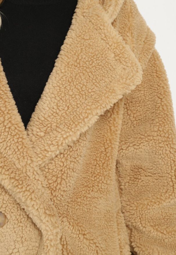 Born2be - Beżowa Futrzana Kurtka Teddy z Kapturem Zapinana na Guziki Kejavia. Okazja: na co dzień. Typ kołnierza: kaptur. Kolor: beżowy. Materiał: futro. Styl: elegancki, casual