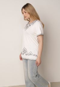 Born2be - Biała Wiskozowa Bluzka na Krótki Rękaw z Etno Haftem z Metaliczną Nicią Aiopa. Okazja: do pracy, na co dzień, na spotkanie biznesowe. Kolekcja: plus size. Kolor: biały. Materiał: wiskoza. Długość rękawa: krótki rękaw. Długość: krótkie. Wzór: haft. Styl: etno #7
