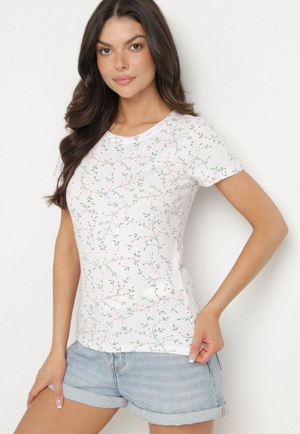 Born2be - Biały T-shirt z Bawełny w Kwiaty Savilisse. Okazja: na co dzień. Kolor: biały. Materiał: bawełna. Wzór: kwiaty. Styl: klasyczny, casual