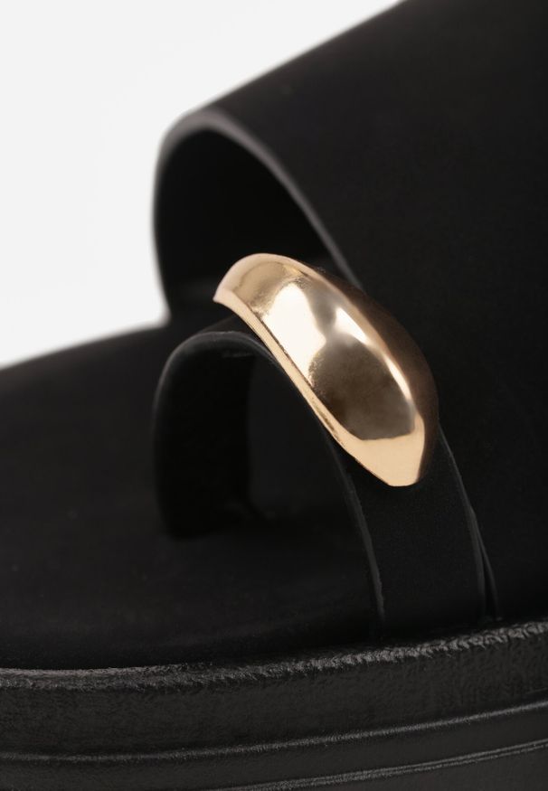 Born2be - Czarne Klapki Typu Japonki z Metaliczną Ozdobą Samrina. Okazja: na co dzień. Kolor: czarny. Materiał: jeans, koronka. Wzór: aplikacja. Sezon: lato. Styl: casual