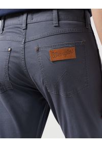 Wrangler - WRANGLER MĘSKIE SPODNIE MATERIAŁOWE GREENSBORO TURBULENCE 112350801. Materiał: materiał