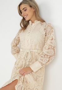 Born2be - Jasnobeżowa Sukienka Eudoreia. Typ kołnierza: kołnierzyk stójkowy. Kolor: beżowy. Wzór: ażurowy, aplikacja. Typ sukienki: rozkloszowane. Materiał: bawełna, materiał, koronka. Długość rękawa: długi rękaw. Sezon: lato. Styl: elegancki, boho. Długość: midi #2