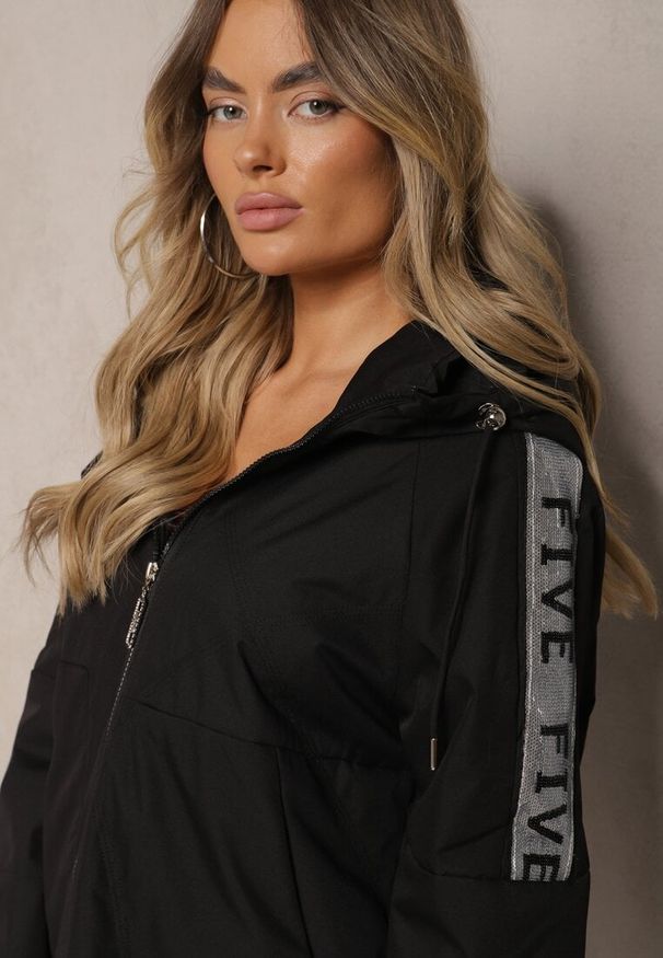 Renee - Czarna Pudełkowa Kurtka z Napisami i Kapturem Nevilene. Okazja: na co dzień, do pracy. Kolor: czarny. Materiał: jeans. Wzór: napisy. Styl: casual