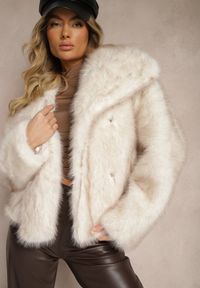 Renee - Jasnobeżowa Elegancka Kurtka Futerko z Kołnierzem Vertirida. Okazja: na co dzień, na spacer. Kolor: beżowy. Materiał: futro. Sezon: zima. Styl: elegancki