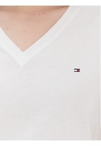 TOMMY HILFIGER - Tommy Hilfiger T-Shirt Heritage V-Neck Tee WW0WW24969 Biały Regular Fit. Kolor: biały. Materiał: bawełna #4