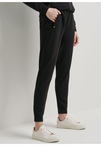 Ochnik - Czarne dresowe spodnie damskie. Kolor: czarny. Materiał: bawełna