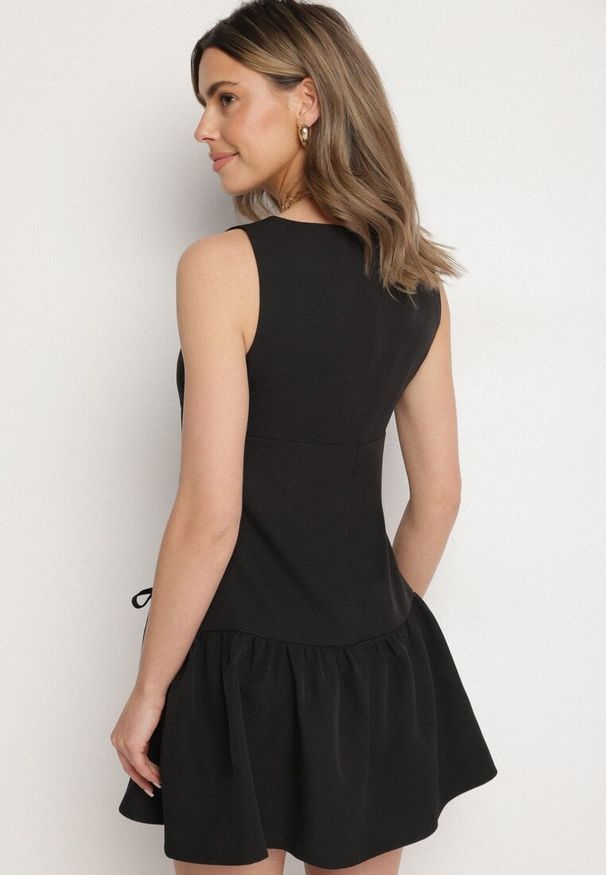Born2be - Czarna Rozkloszowana Sukienka Vices Bez Rękawów z Obniżonym Stanem i Kokardkami Folinesa. Okazja: na co dzień. Typ kołnierza: kokarda. Kolor: czarny. Długość rękawa: bez rękawów. Styl: casual, elegancki, klasyczny