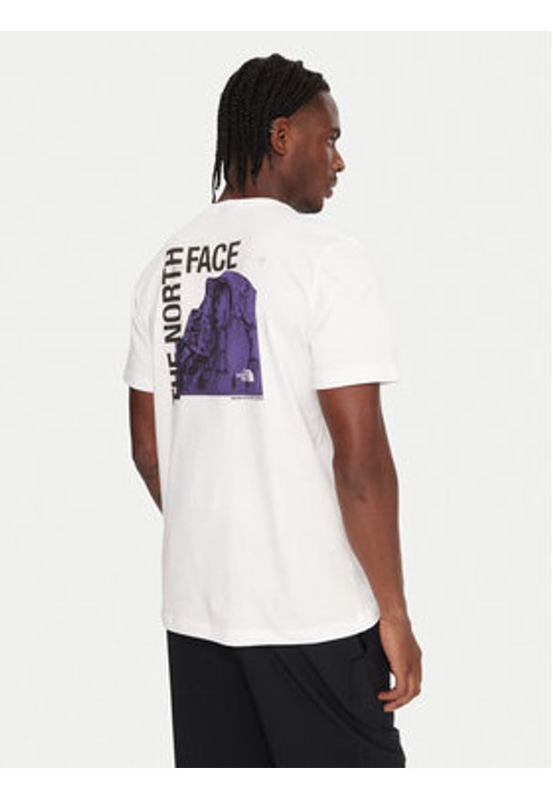The North Face T-Shirt Half Dome Photo NF0A8EE9 Biały Regular Fit. Kolor: biały. Materiał: bawełna