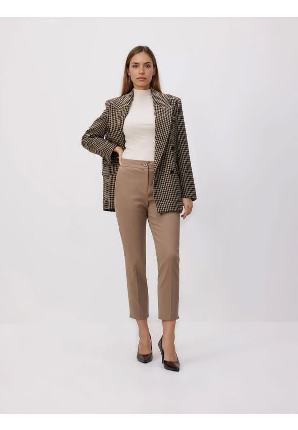 Reserved - Spodnie w kant z bawełną - brązowy. Kolor: brązowy. Materiał: bawełna