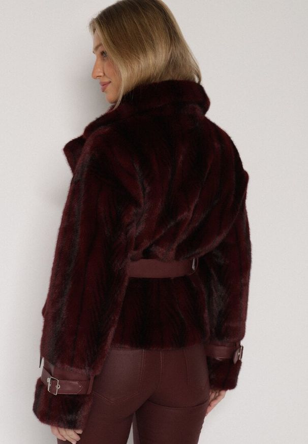 Born2be - Bordowa Futrzana Kurtka z Paskiem z Imitacji Skóry i Ozdobnymi Sprzączkami Oryss. Okazja: na co dzień. Kolor: czerwony. Materiał: futro, skóra. Styl: casual