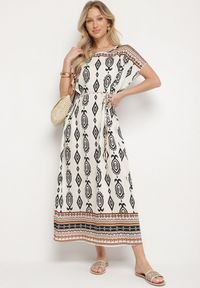 Born2be - Biała Pudełkowa Sukienka z Wiskozy w Etniczny Wzór Mirosela. Okazja: na co dzień. Kolor: biały. Materiał: wiskoza. Długość rękawa: krótki rękaw. Styl: elegancki, casual, klasyczny #3