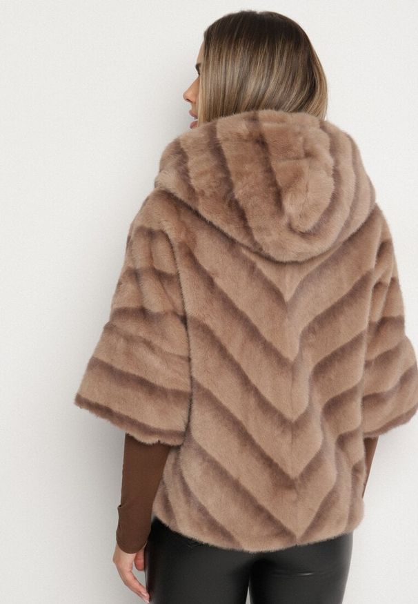 Born2be - Beżowa Kurtka Futerko Oversize z Kapturem i Rękawami 3/4 Idanne. Okazja: na co dzień. Typ kołnierza: kaptur. Kolor: beżowy. Materiał: futro. Styl: elegancki, casual, klasyczny