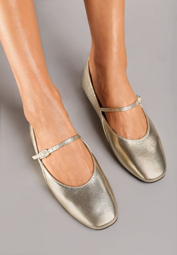 Renee - Złote Balerinki Mary Jane na Płaskiej Podeszwie z Paskami na Sprzączki Zinitia. Okazja: na co dzień. Zapięcie: pasek. Kolor: złoty. Materiał: jeans. Obcas: na płaskiej podeszwie. Styl: klasyczny, casual, elegancki
