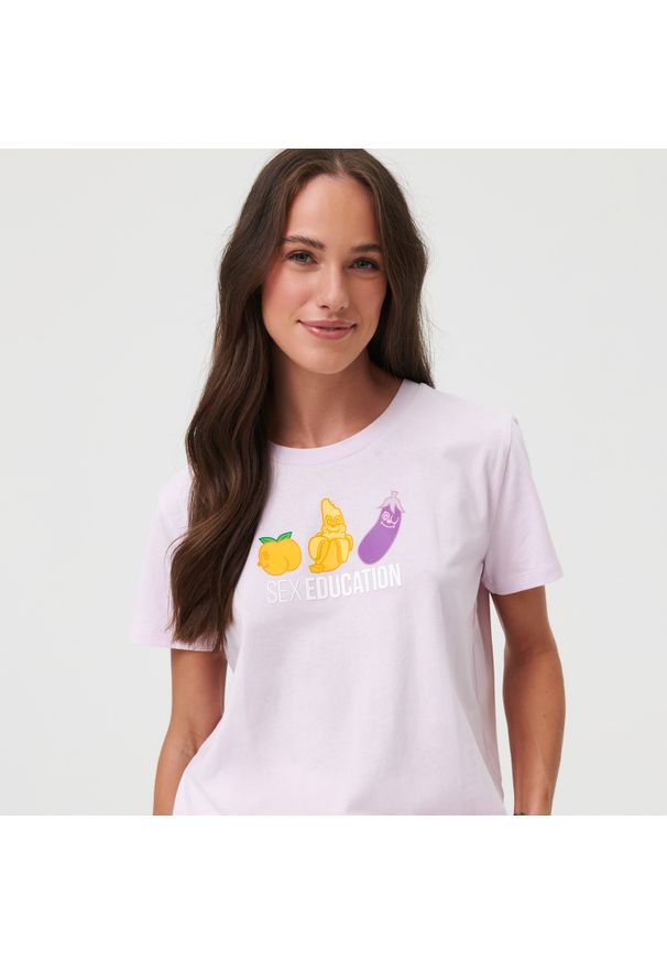 Sinsay - Koszulka z nadrukiem Sex Education - Fioletowy. Kolor: fioletowy. Wzór: nadruk