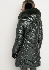 Born2be - Ciemnozielona Metaliczna Kurtka Pikowana z Kapturem Eclaris. Okazja: na co dzień. Typ kołnierza: kaptur. Kolor: zielony. Materiał: jeans, futro. Długość rękawa: długi rękaw. Długość: długie. Wzór: aplikacja. Styl: casual, elegancki #4