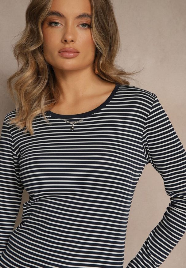 Renee - Granatowa Bluzka Longsleeve Ozdobiona Paskami i Cyrkoniami Ralenea. Okazja: na co dzień. Kolor: niebieski. Materiał: jeans. Długość rękawa: długi rękaw. Wzór: aplikacja. Styl: casual, elegancki