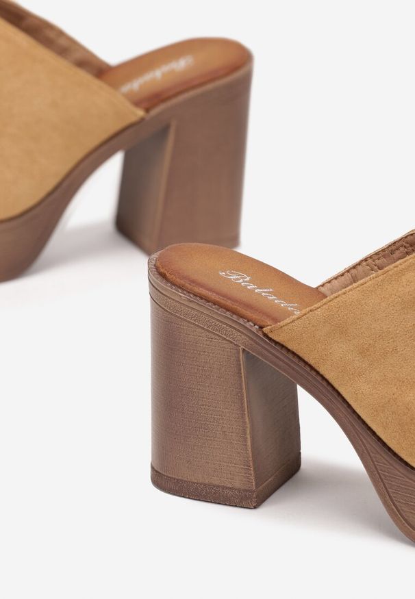 Renee - Brązowe Klapki z Szerokim Paskiem na Słupku w Stylu Drewniaków Sabirah. Kolor: brązowy. Obcas: na słupku. Styl: boho
