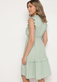 Born2be - Jasnozielona Sukienka z Wiskozą o Rozkloszowanym Kroju Bez Rękawów Folerose. Typ kołnierza: dekolt w serek. Kolor: zielony. Materiał: wiskoza. Długość rękawa: bez rękawów. Sezon: wiosna, lato. Typ sukienki: rozkloszowane. Styl: elegancki #5