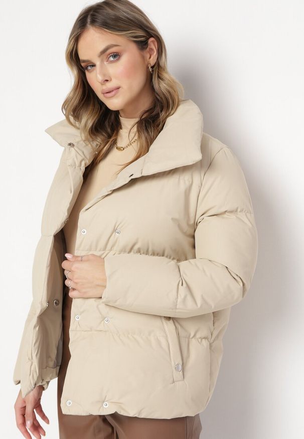 Born2be - Jasnobeżowa Kurtka Pikowana z Kołnierzem Beatsarda. Kolor: beżowy. Długość rękawa: długi rękaw. Długość: długie. Wzór: aplikacja