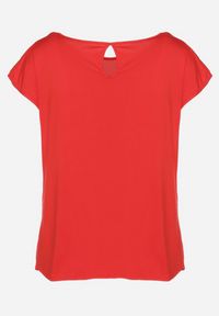 Born2be - Czerwony Koszulka T-shirt Bluzka z Krótkim Rękawem ze Zdobnymi Guzikami Qloella. Kolor: czerwony. Materiał: tkanina. Długość rękawa: krótki rękaw. Długość: krótkie. Sezon: lato #7