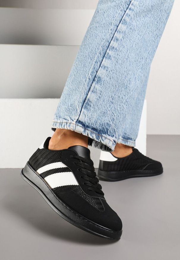 Born2be - Czarne Sneakersy Typu Kultowe Tenisówki na Półtransparentnej Podeszwie Ulinera. Okazja: na co dzień. Zapięcie: sznurówki. Kolor: czarny. Materiał: materiał, jeans