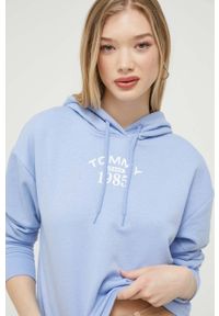 Tommy Jeans bluza damska kolor niebieski z kapturem z nadrukiem. Typ kołnierza: kaptur. Kolor: niebieski. Materiał: bawełna, dzianina. Długość rękawa: długi rękaw. Długość: długie. Wzór: nadruk
