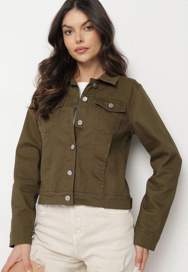 Born2be - Ciemnozielona Bawełniana Kurtka Jeansowa Zapinana na Metalowe Guziki Auratia. Okazja: na spacer, na co dzień. Kolor: zielony. Materiał: bawełna, jeans. Długość rękawa: długi rękaw. Długość: długie. Styl: casual, klasyczny