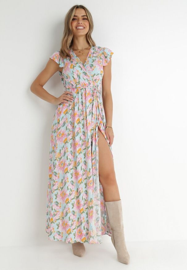 Born2be - Jasnoniebieska Sukienka Kopertowa z Gumką w Pasie w Kwiaty Pive. Typ kołnierza: kołnierz z falbankami. Kolor: niebieski. Materiał: tkanina, materiał, wiskoza. Wzór: kwiaty. Typ sukienki: kopertowe. Długość: maxi