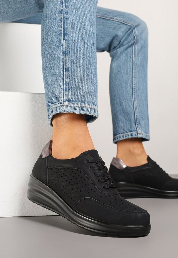Born2be - Czarne Sneakersy W Stylu Półbutów na Koturnie z Ażurową Cholewką Varzedi. Okazja: na co dzień, na spacer. Kolor: czarny. Szerokość cholewki: normalna. Wzór: ażurowy. Sezon: lato. Obcas: na koturnie. Sport: turystyka piesza