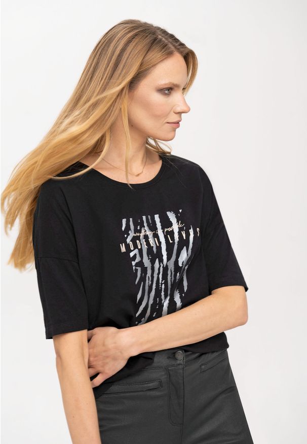 Volcano - Luźna koszulka damska z nadrukiem T-WILD. Okazja: na co dzień. Kolekcja: plus size. Kolor: czarny. Materiał: materiał, bawełna. Wzór: nadruk. Styl: casual, elegancki, sportowy