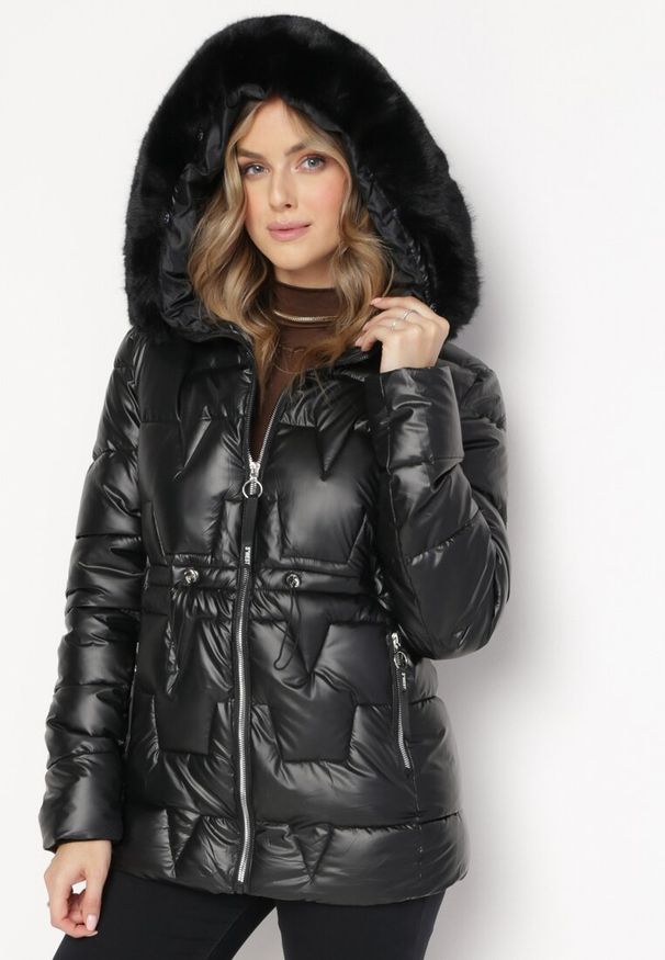 Born2be - Czarna Pikowana Kurtka z Kapturem z Futerkiem Flavara. Typ kołnierza: kaptur. Kolor: czarny. Materiał: futro