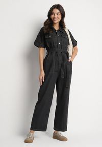 Born2be - Czarny Jeansowy Kombinezon z Wiązaniem w Talii i Szerokimi Nogawkami Xenadea. Kolor: czarny. Materiał: jeans. Styl: klasyczny, elegancki