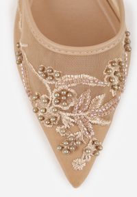 Renee - Ciemnobeżowe Szpilki VICES Slingback z Noskami w Szpic Ozdobionymi Haftem i Koralikami Laraidina. Zapięcie: pasek. Kolor: beżowy. Materiał: satyna. Wzór: haft, aplikacja. Obcas: na szpilce #6