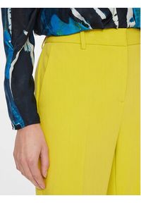 DKNY Spodnie materiałowe UK3PX024 Żółty Relaxed Fit. Kolor: żółty. Materiał: syntetyk