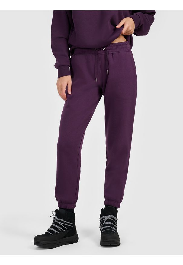 4f - 4F Spodnie dresowe joggery damskie - fioletowe XXL. Stan: podwyższony. Kolor: fioletowy. Materiał: dresówka. Długość: długie