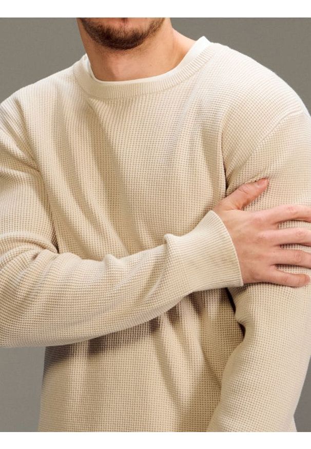 Sinsay - Bawełniany sweter o grubym splocie - kremowy. Kolor: kremowy. Materiał: bawełna. Wzór: ze splotem