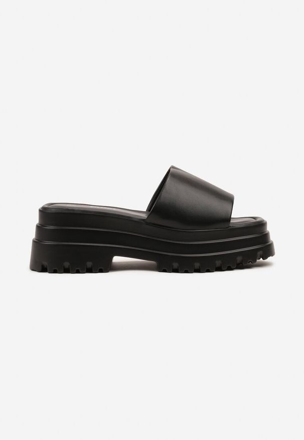 Renee - Czarne Klapki na Tłoczonej Platformie Fevielle. Okazja: na co dzień. Kolor: czarny. Materiał: jeans. Sezon: lato. Obcas: na platformie. Styl: street, casual