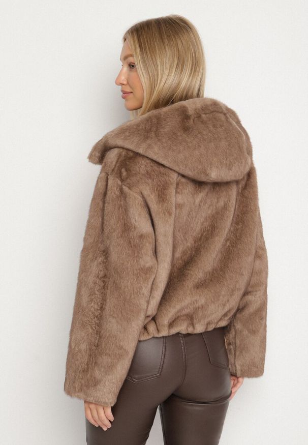 Born2be - Brązowa Kurtka Futrzana z Nieodpinanym Kapturem Lanasia. Okazja: na co dzień. Kolor: brązowy. Materiał: futro. Styl: casual, elegancki