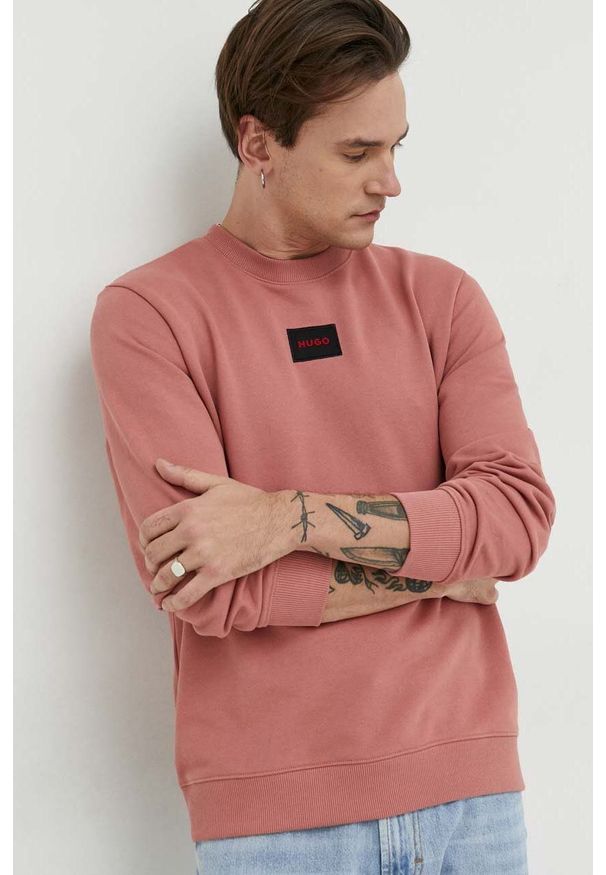 Hugo - HUGO bluza bawełniana męska kolor różowy z aplikacją. Kolor: różowy. Materiał: bawełna. Wzór: aplikacja