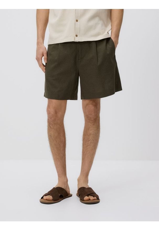Reserved - Szorty regular z lnem - ciemnozielony. Kolor: zielony. Materiał: len