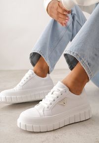 Renee - Białe Sneakersy VICES na Tłoczonej Podeszwie w Stylu Chunky Myninis. Okazja: na co dzień. Kolor: biały. Materiał: skóra, koronka. Obcas: na platformie #1