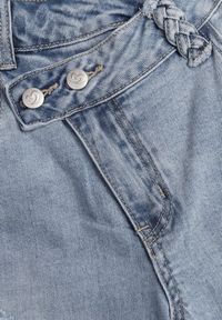 Renee - Niebieskie Asymetryczne Jeansy Balloon z Bawełny z Przetarciami i Dziurami Nedissa. Okazja: na co dzień. Kolor: niebieski. Długość: krótkie. Styl: casual #6