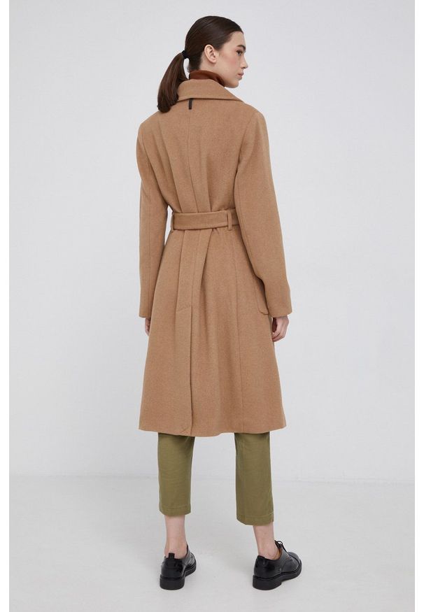 DKNY - Dkny Płaszcz wełniany kolor beżowy przejściowy. Okazja: na co dzień. Kolor: beżowy. Materiał: wełna. Styl: casual, klasyczny