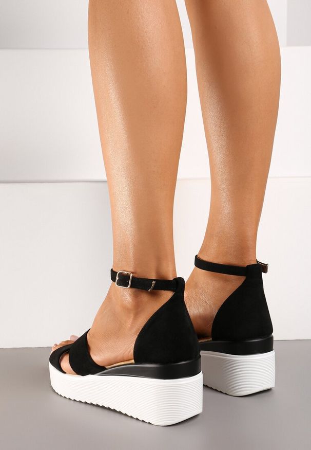 Renee - Czarne Sandały Zapinane wokół Kostki na Platformie i Koturnie Effitza. Okazja: na co dzień. Kolor: czarny. Materiał: len. Sezon: lato. Obcas: na koturnie. Styl: casual, elegancki