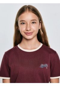 Big-Star - Koszulka dziewczęca z kontrastowym wykoŅczeniem bordowa Kola 604. Okazja: na uczelnię. Kolor: czerwony. Materiał: dzianina, jeans. Wzór: nadruk. Styl: młodzieżowy #4