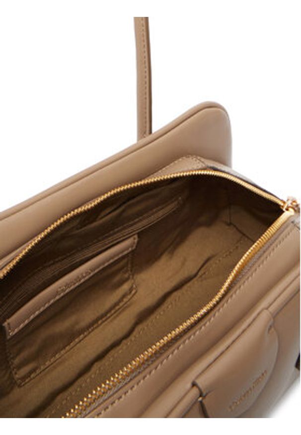 Calvin Klein Torebka Emblem Trio Shoulder Bag LV04F3369G Beżowy. Kolor: beżowy. Materiał: skórzane