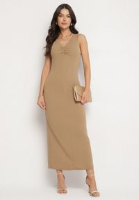 Born2be - Beżowa Dopasowana Sukienka z Wiskozą Ozdobiona Marszczeniem Siloria. Okazja: na co dzień. Typ kołnierza: dekolt w kształcie V. Kolor: beżowy. Materiał: wiskoza. Wzór: aplikacja. Sezon: lato. Typ sukienki: proste. Styl: casual, elegancki #7